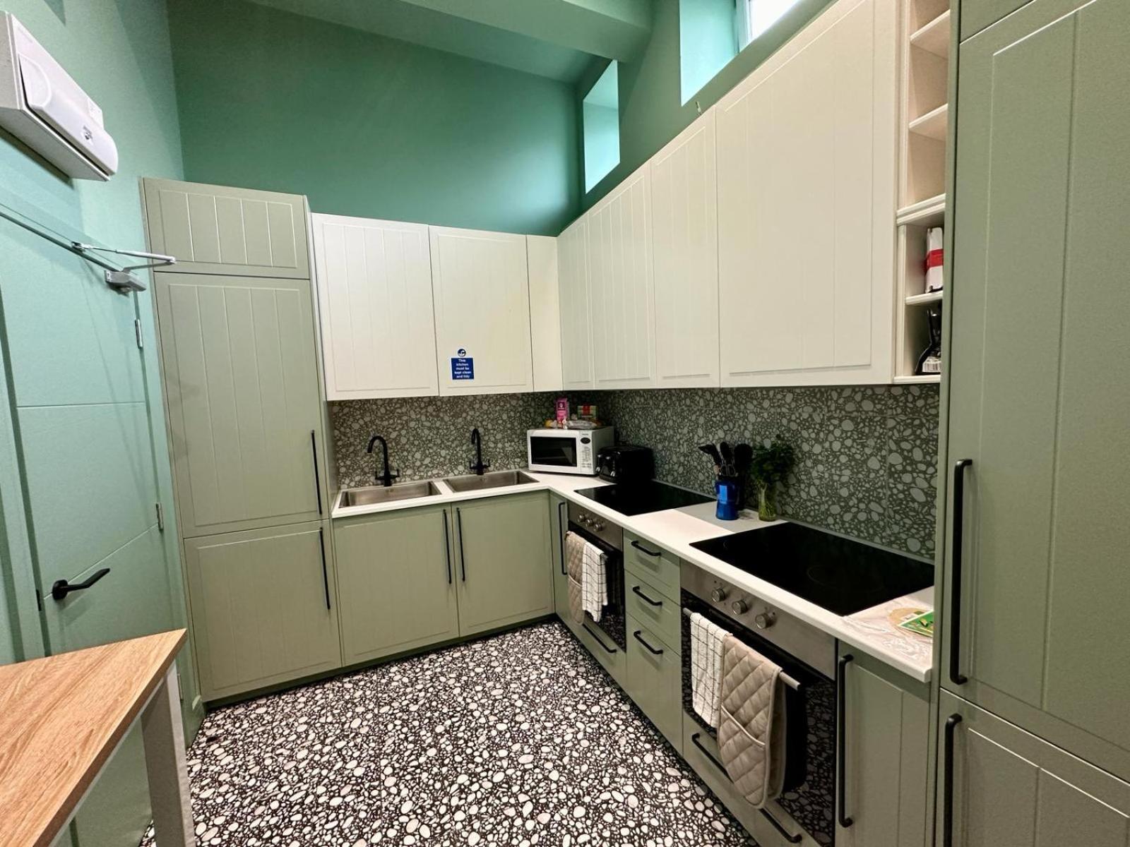 Cozy En-Suite Loft In Trendy Local Лондон Екстериор снимка