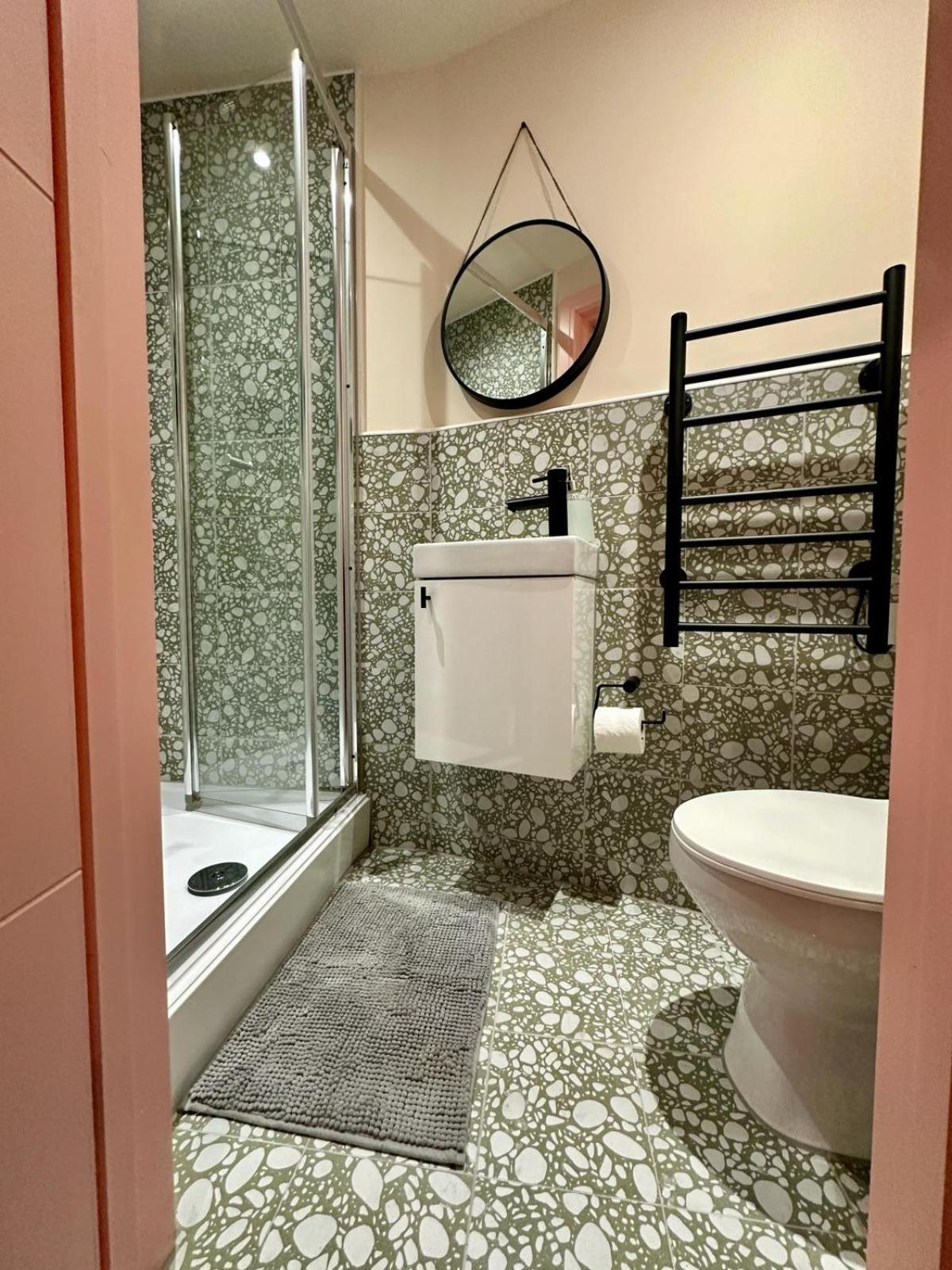 Cozy En-Suite Loft In Trendy Local Лондон Екстериор снимка