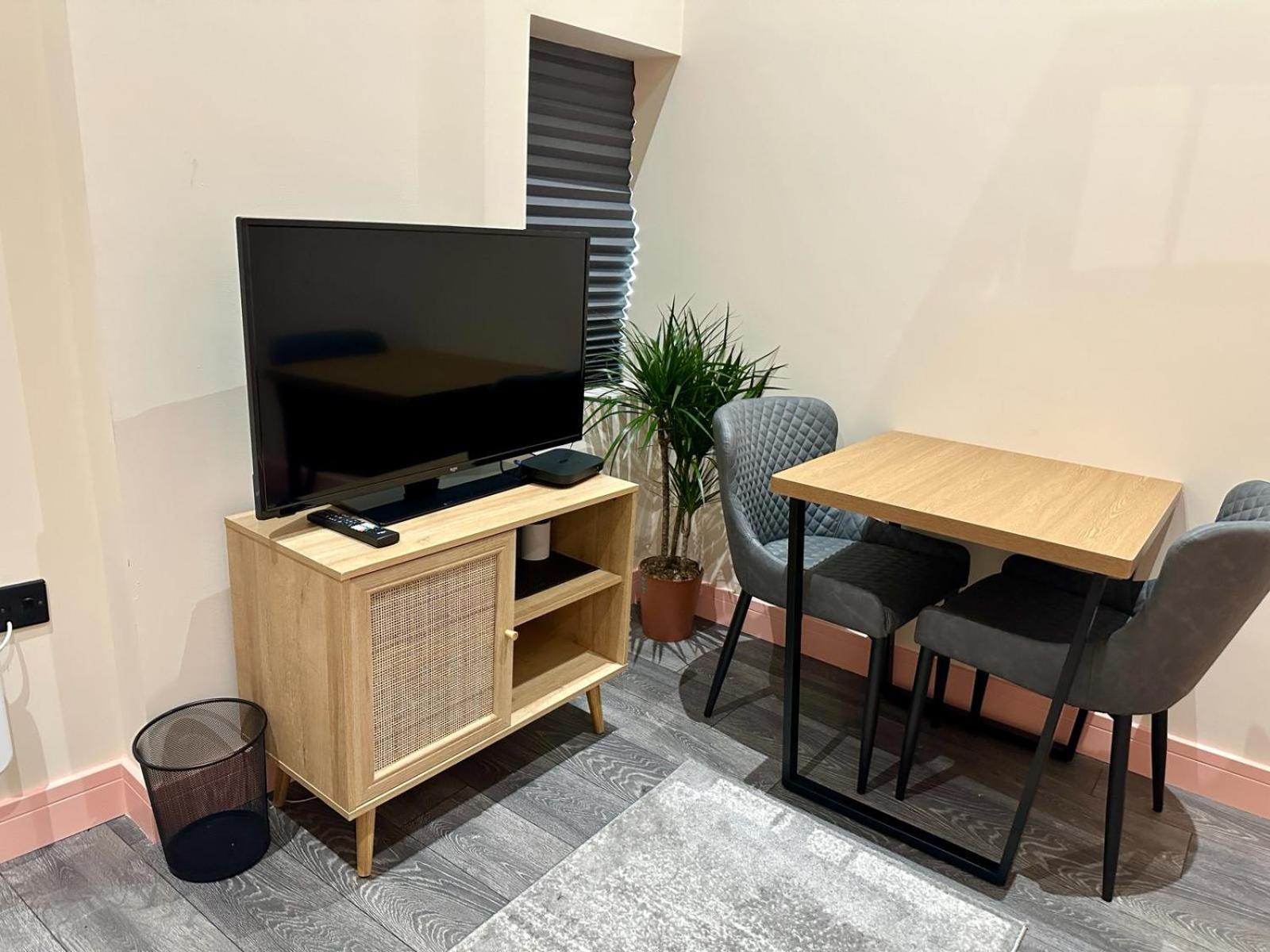 Cozy En-Suite Loft In Trendy Local Лондон Екстериор снимка
