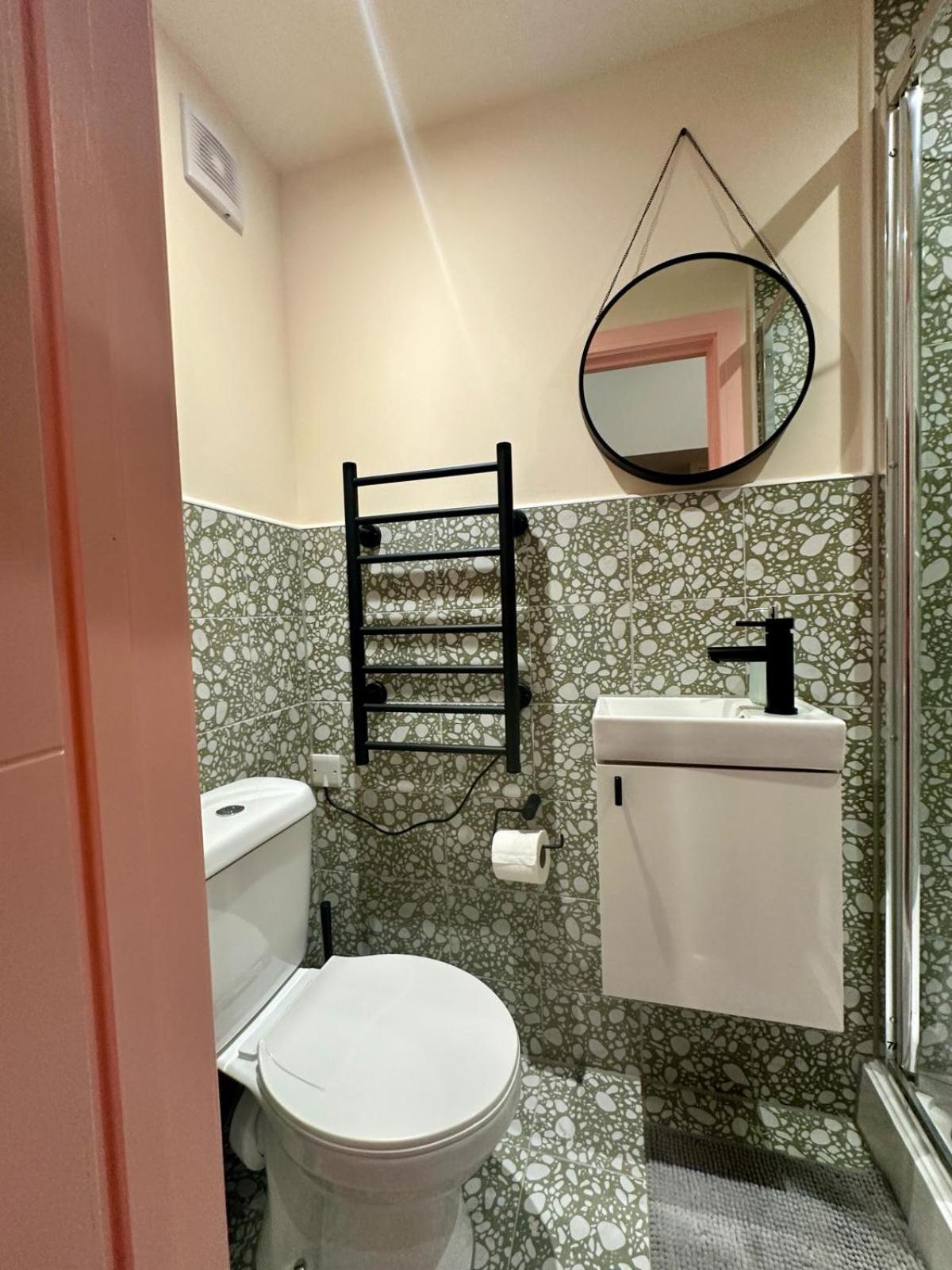Cozy En-Suite Loft In Trendy Local Лондон Екстериор снимка