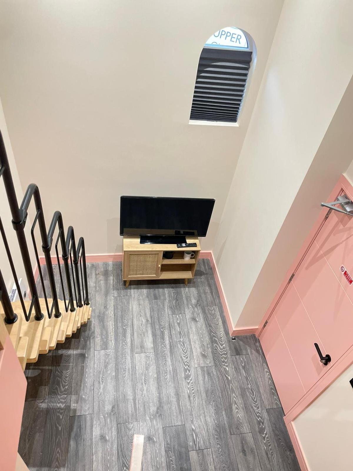 Cozy En-Suite Loft In Trendy Local Лондон Екстериор снимка